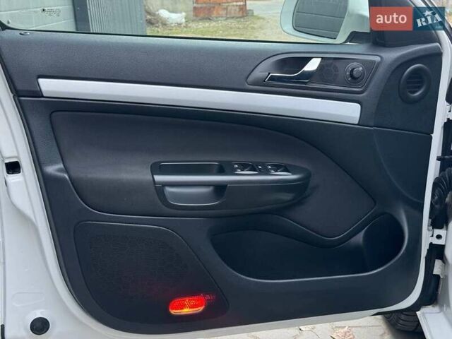 Білий Шкода Октавія, об'ємом двигуна 1.6 л та пробігом 267 тис. км за 7950 $, фото 11 на Automoto.ua