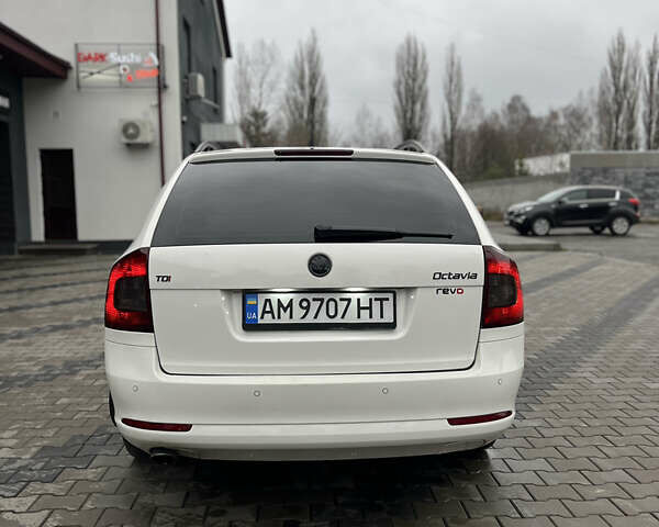 Білий Шкода Октавія, об'ємом двигуна 2 л та пробігом 362 тис. км за 8888 $, фото 7 на Automoto.ua