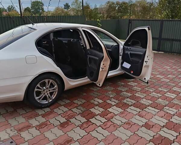 Шкода Октавия 2012 в Иршава на Automoto.ua Белый Шкода Октавия, объемом двигателя 1.6 л и пробегом 201 тыс. км за 8350 $, фото 12 на Automoto.ua