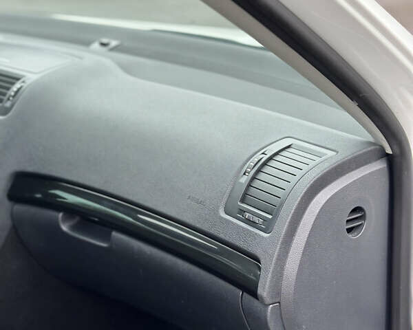 Белый Шкода Октавия, объемом двигателя 2 л и пробегом 217 тыс. км за 9999 $, фото 47 на Automoto.ua