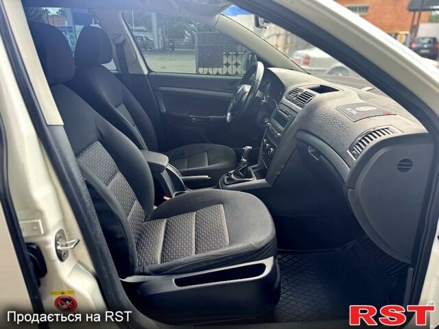 Белый Шкода Октавия, объемом двигателя 1.6 л и пробегом 270 тыс. км за 5999 $, фото 7 на Automoto.ua