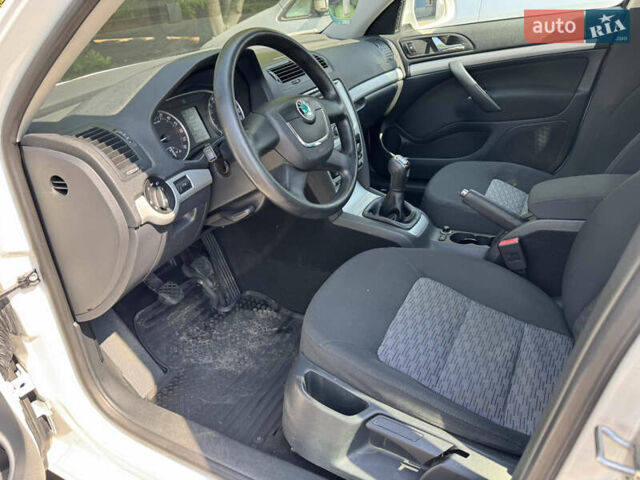 Білий Шкода Октавія, об'ємом двигуна 1.6 л та пробігом 272 тис. км за 7600 $, фото 63 на Automoto.ua