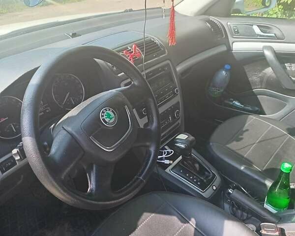 Белый Шкода Октавия, объемом двигателя 1.6 л и пробегом 335 тыс. км за 8000 $, фото 1 на Automoto.ua