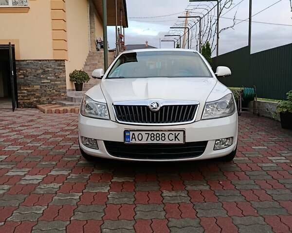 Шкода Октавия 2012 в Иршава на Automoto.ua Белый Шкода Октавия, объемом двигателя 1.6 л и пробегом 201 тыс. км за 8350 $, фото 11 на Automoto.ua