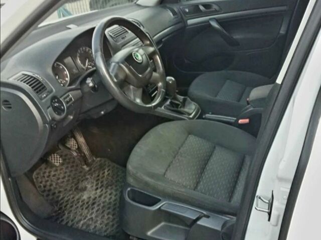 Белый Шкода Октавия, объемом двигателя 1.6 л и пробегом 240 тыс. км за 6850 $, фото 4 на Automoto.ua