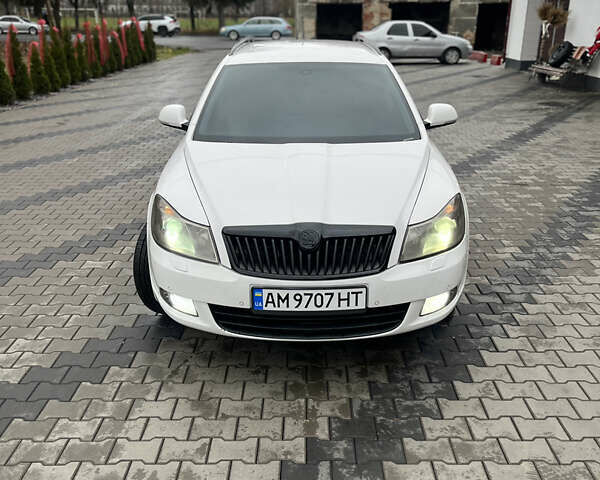 Білий Шкода Октавія, об'ємом двигуна 2 л та пробігом 362 тис. км за 8888 $, фото 2 на Automoto.ua