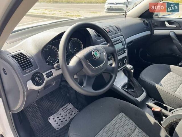 Білий Шкода Октавія, об'ємом двигуна 1.6 л та пробігом 223 тис. км за 7500 $, фото 5 на Automoto.ua