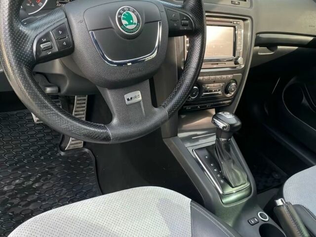 Белый Шкода Октавия, объемом двигателя 2 л и пробегом 225 тыс. км за 10400 $, фото 5 на Automoto.ua