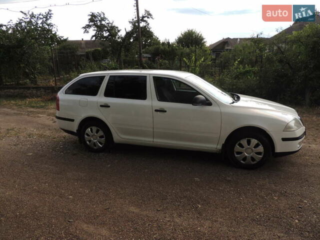 Белый Шкода Октавия, объемом двигателя 1.6 л и пробегом 200 тыс. км за 6500 $, фото 3 на Automoto.ua