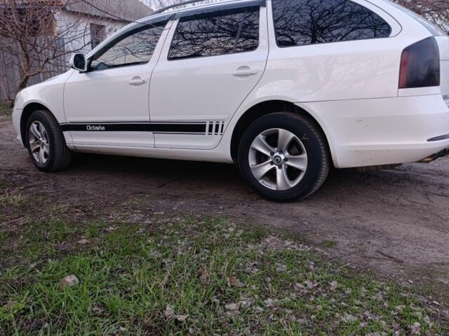 Білий Шкода Октавія, об'ємом двигуна 2 л та пробігом 315 тис. км за 10700 $, фото 4 на Automoto.ua