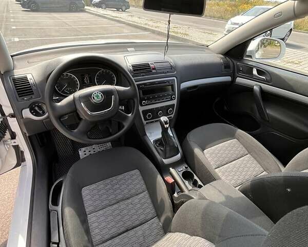 Білий Шкода Октавія, об'ємом двигуна 1.6 л та пробігом 223 тис. км за 7500 $, фото 78 на Automoto.ua