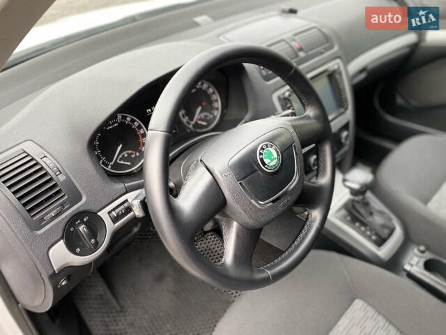 Белый Шкода Октавия, объемом двигателя 1.6 л и пробегом 239 тыс. км за 8650 $, фото 10 на Automoto.ua