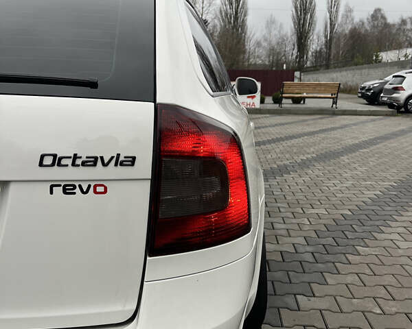 Білий Шкода Октавія, об'ємом двигуна 2 л та пробігом 362 тис. км за 8888 $, фото 12 на Automoto.ua