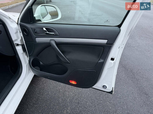 Белый Шкода Октавия, объемом двигателя 1.4 л и пробегом 179 тыс. км за 8555 $, фото 58 на Automoto.ua