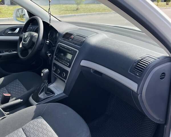 Білий Шкода Октавія, об'ємом двигуна 1.6 л та пробігом 223 тис. км за 7500 $, фото 29 на Automoto.ua