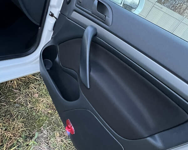 Білий Шкода Октавія, об'ємом двигуна 1.6 л та пробігом 257 тис. км за 7999 $, фото 27 на Automoto.ua