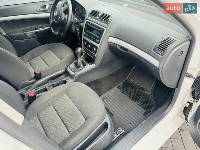 Белый Шкода Октавия, объемом двигателя 1.6 л и пробегом 280 тыс. км за 3400 $, фото 12 на Automoto.ua