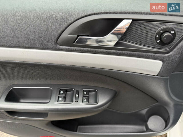 Белый Шкода Октавия, объемом двигателя 1.4 л и пробегом 231 тыс. км за 7000 $, фото 18 на Automoto.ua