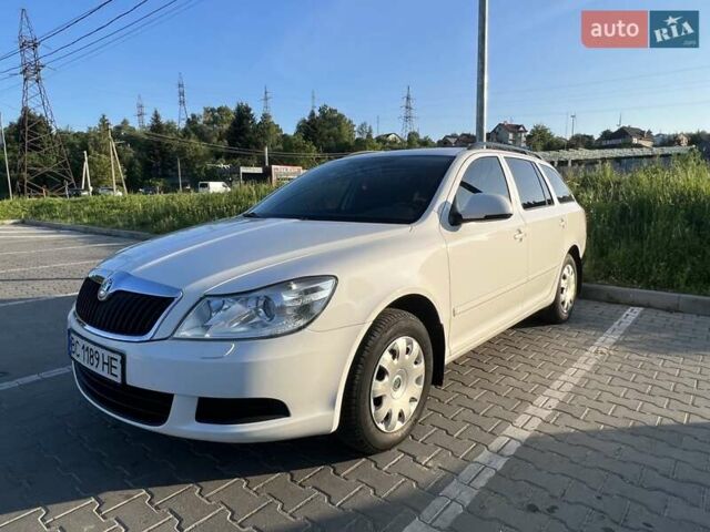 Белый Шкода Октавия, объемом двигателя 1.6 л и пробегом 233 тыс. км за 8300 $, фото 1 на Automoto.ua