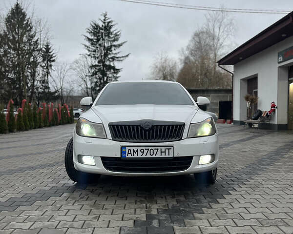 Білий Шкода Октавія, об'ємом двигуна 2 л та пробігом 362 тис. км за 8888 $, фото 1 на Automoto.ua
