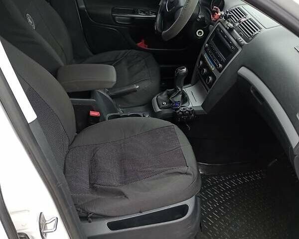 Белый Шкода Октавия, объемом двигателя 1.8 л и пробегом 254 тыс. км за 8200 $, фото 5 на Automoto.ua