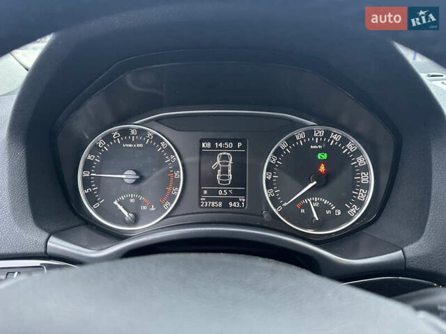 Белый Шкода Октавия, объемом двигателя 2 л и пробегом 239 тыс. км за 11900 $, фото 16 на Automoto.ua