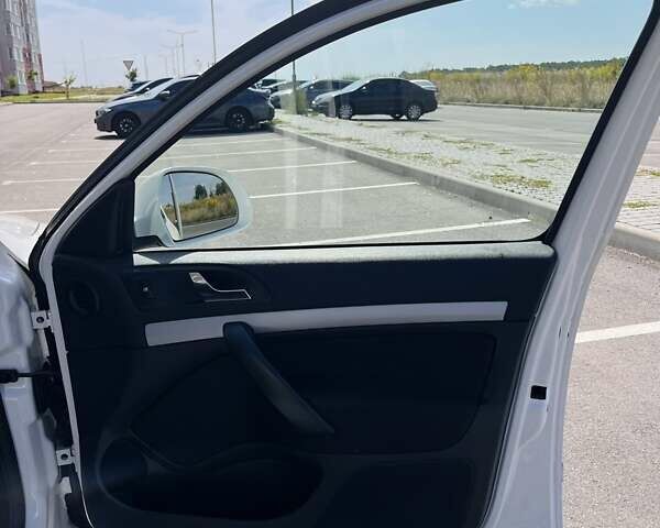 Білий Шкода Октавія, об'ємом двигуна 1.6 л та пробігом 223 тис. км за 7500 $, фото 28 на Automoto.ua