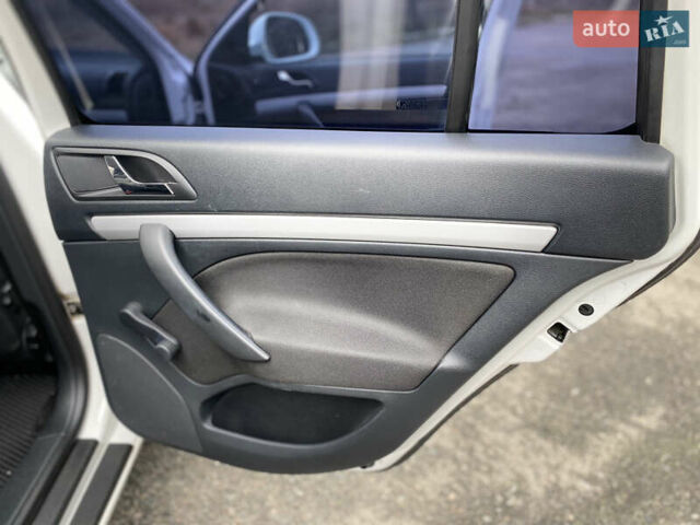 Белый Шкода Октавия, объемом двигателя 1.6 л и пробегом 239 тыс. км за 8650 $, фото 24 на Automoto.ua