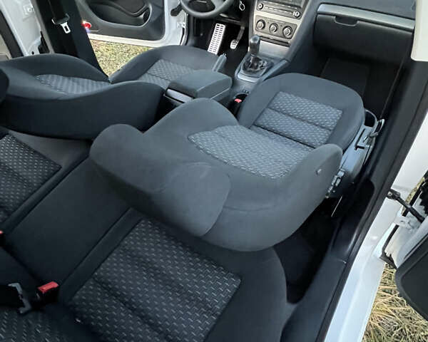 Білий Шкода Октавія, об'ємом двигуна 1.6 л та пробігом 257 тис. км за 7999 $, фото 32 на Automoto.ua