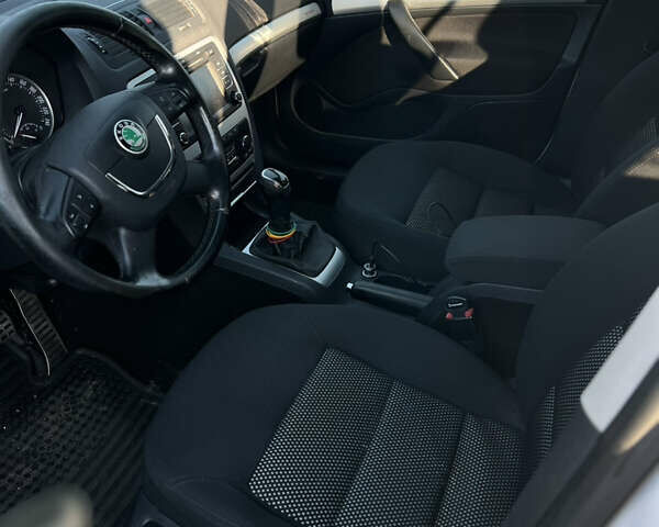 Белый Шкода Октавия, объемом двигателя 1.97 л и пробегом 280 тыс. км за 10000 $, фото 4 на Automoto.ua