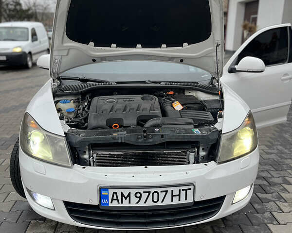 Білий Шкода Октавія, об'ємом двигуна 2 л та пробігом 362 тис. км за 8888 $, фото 25 на Automoto.ua