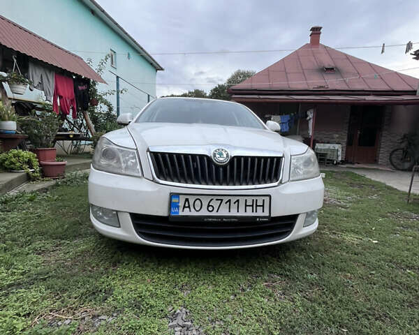 Белый Шкода Октавия, объемом двигателя 1.6 л и пробегом 210 тыс. км за 7800 $, фото 2 на Automoto.ua
