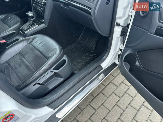 Белый Шкода Октавия, объемом двигателя 2 л и пробегом 239 тыс. км за 11900 $, фото 35 на Automoto.ua