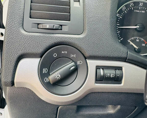 Білий Шкода Октавія, об'ємом двигуна 1.98 л та пробігом 218 тис. км за 11299 $, фото 13 на Automoto.ua