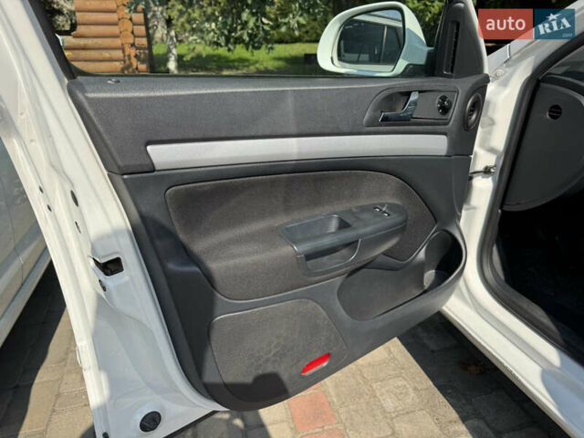 Білий Шкода Октавія, об'ємом двигуна 1.6 л та пробігом 272 тис. км за 7600 $, фото 65 на Automoto.ua