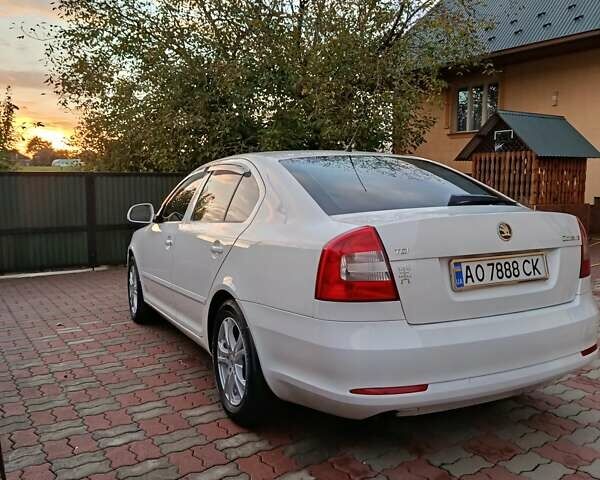 Шкода Октавия 2012 в Иршава на Automoto.ua Белый Шкода Октавия, объемом двигателя 1.6 л и пробегом 201 тыс. км за 8350 $, фото 4 на Automoto.ua