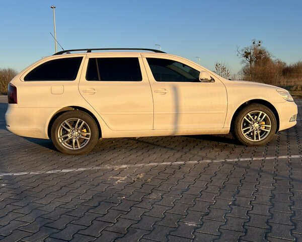 Белый Шкода Октавия, объемом двигателя 1.6 л и пробегом 245 тыс. км за 8200 $, фото 2 на Automoto.ua