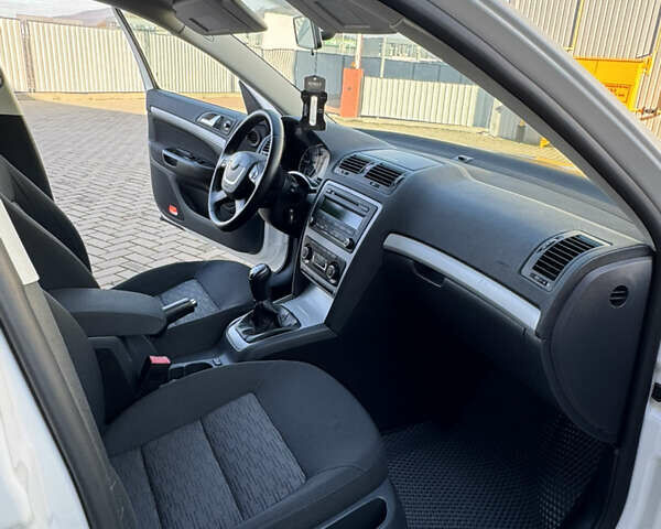 Белый Шкода Октавия, объемом двигателя 1.97 л и пробегом 256 тыс. км за 8550 $, фото 32 на Automoto.ua