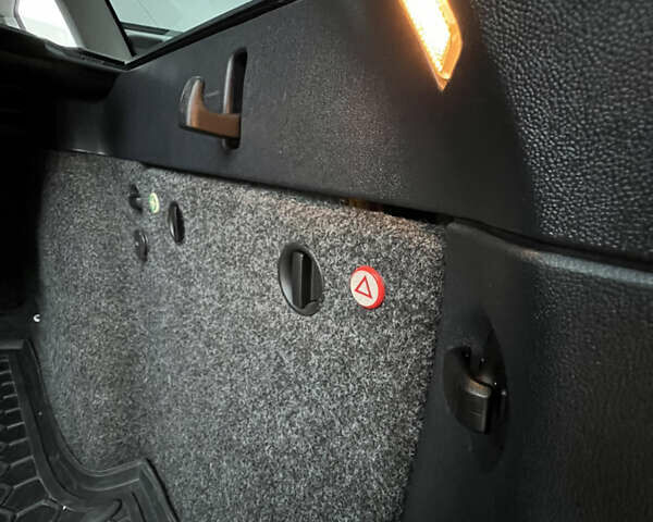 Белый Шкода Октавия, объемом двигателя 1.6 л и пробегом 245 тыс. км за 8200 $, фото 13 на Automoto.ua