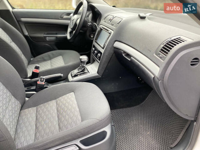 Белый Шкода Октавия, объемом двигателя 1.6 л и пробегом 239 тыс. км за 8650 $, фото 12 на Automoto.ua