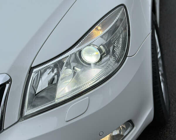 Белый Шкода Октавия, объемом двигателя 2 л и пробегом 217 тыс. км за 9999 $, фото 5 на Automoto.ua