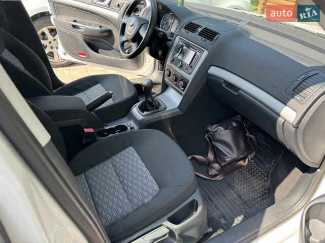 Білий Шкода Октавія, об'ємом двигуна 1.6 л та пробігом 272 тис. км за 7600 $, фото 67 на Automoto.ua