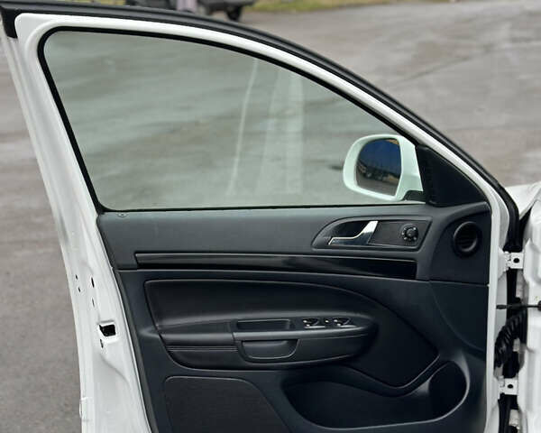 Белый Шкода Октавия, объемом двигателя 2 л и пробегом 217 тыс. км за 9999 $, фото 19 на Automoto.ua