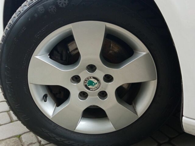 Белый Шкода Октавия, объемом двигателя 2 л и пробегом 261 тыс. км за 9300 $, фото 4 на Automoto.ua