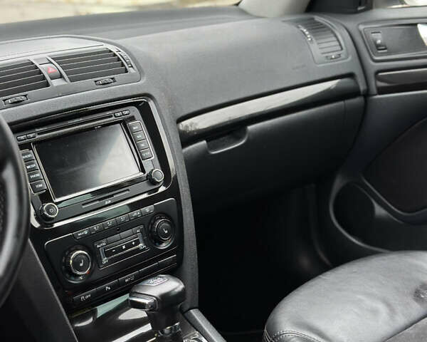 Белый Шкода Октавия, объемом двигателя 2 л и пробегом 217 тыс. км за 9999 $, фото 63 на Automoto.ua