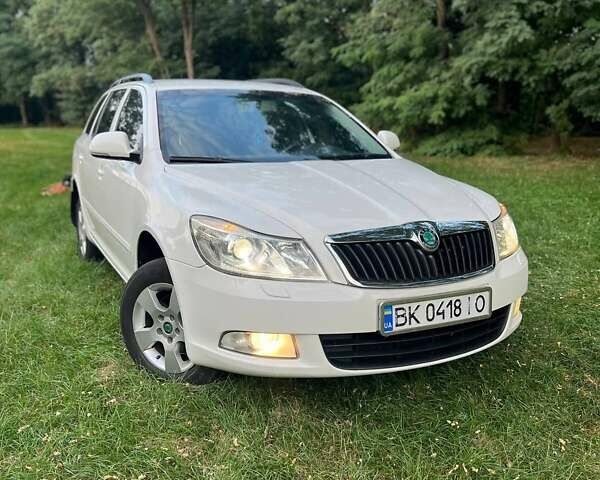 Белый Шкода Октавия, объемом двигателя 1.6 л и пробегом 296 тыс. км за 7700 $, фото 2 на Automoto.ua