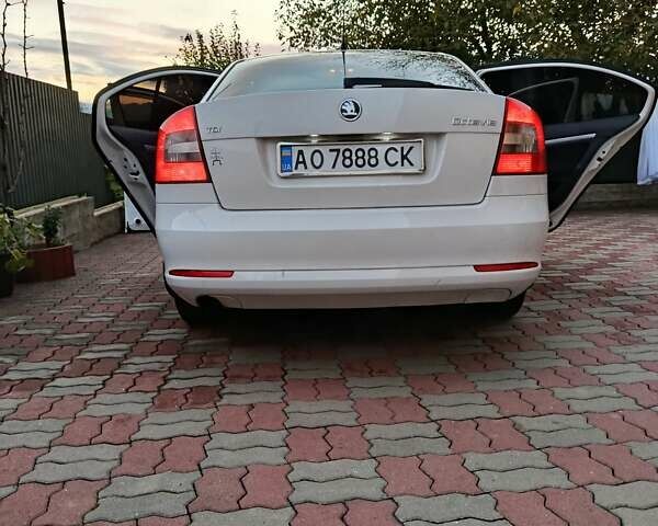 Шкода Октавия 2012 в Иршава на Automoto.ua Белый Шкода Октавия, объемом двигателя 1.6 л и пробегом 201 тыс. км за 8350 $, фото 7 на Automoto.ua