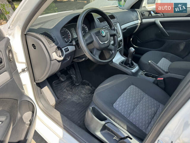 Білий Шкода Октавія, об'ємом двигуна 1.6 л та пробігом 272 тис. км за 7600 $, фото 68 на Automoto.ua