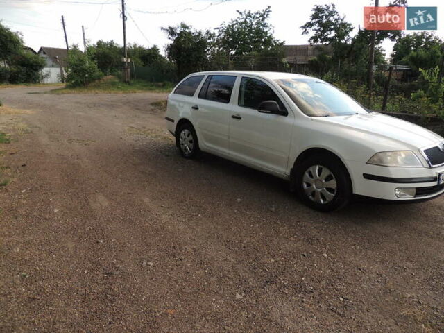 Белый Шкода Октавия, объемом двигателя 1.6 л и пробегом 200 тыс. км за 6500 $, фото 2 на Automoto.ua