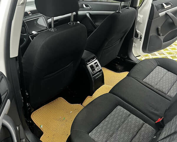 Белый Шкода Октавия, объемом двигателя 1.97 л и пробегом 331 тыс. км за 7999 $, фото 20 на Automoto.ua